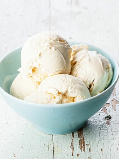 Špargľová zmrzlina podávaná v svetlomodrej miske.