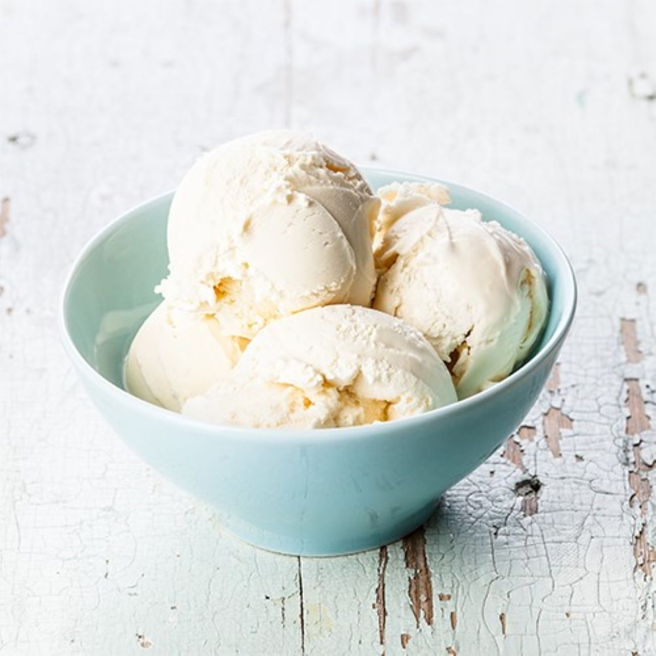 Špargľová zmrzlina podávaná v svetlomodrej miske.