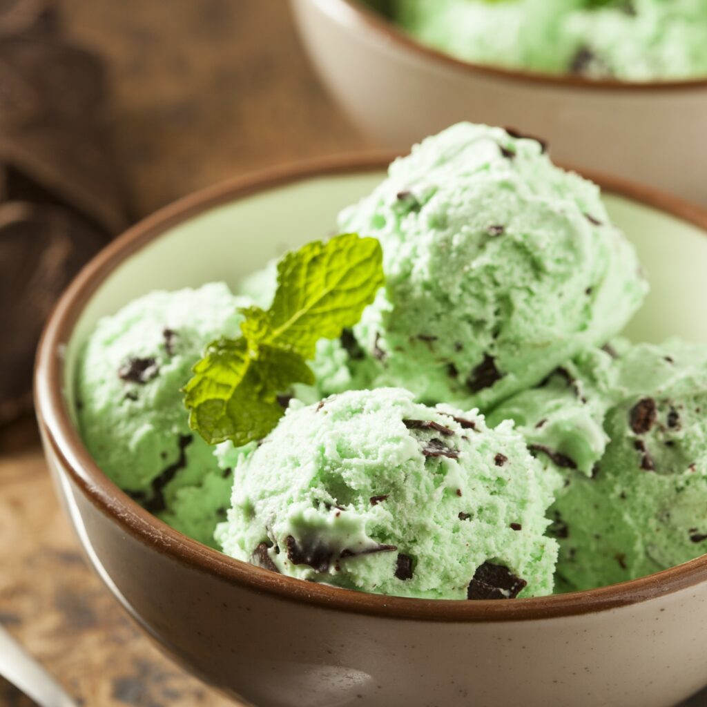 After-Eight zmrzlina podávaná v miske s čerstvou mätou.