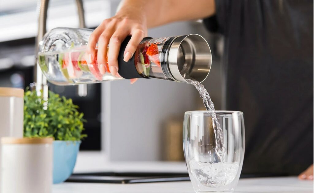 Hlboké sústredenie sa na home office môže spôsobiť, že sa zabudnete napiť. Majte preto po ruke karafu s vodou.