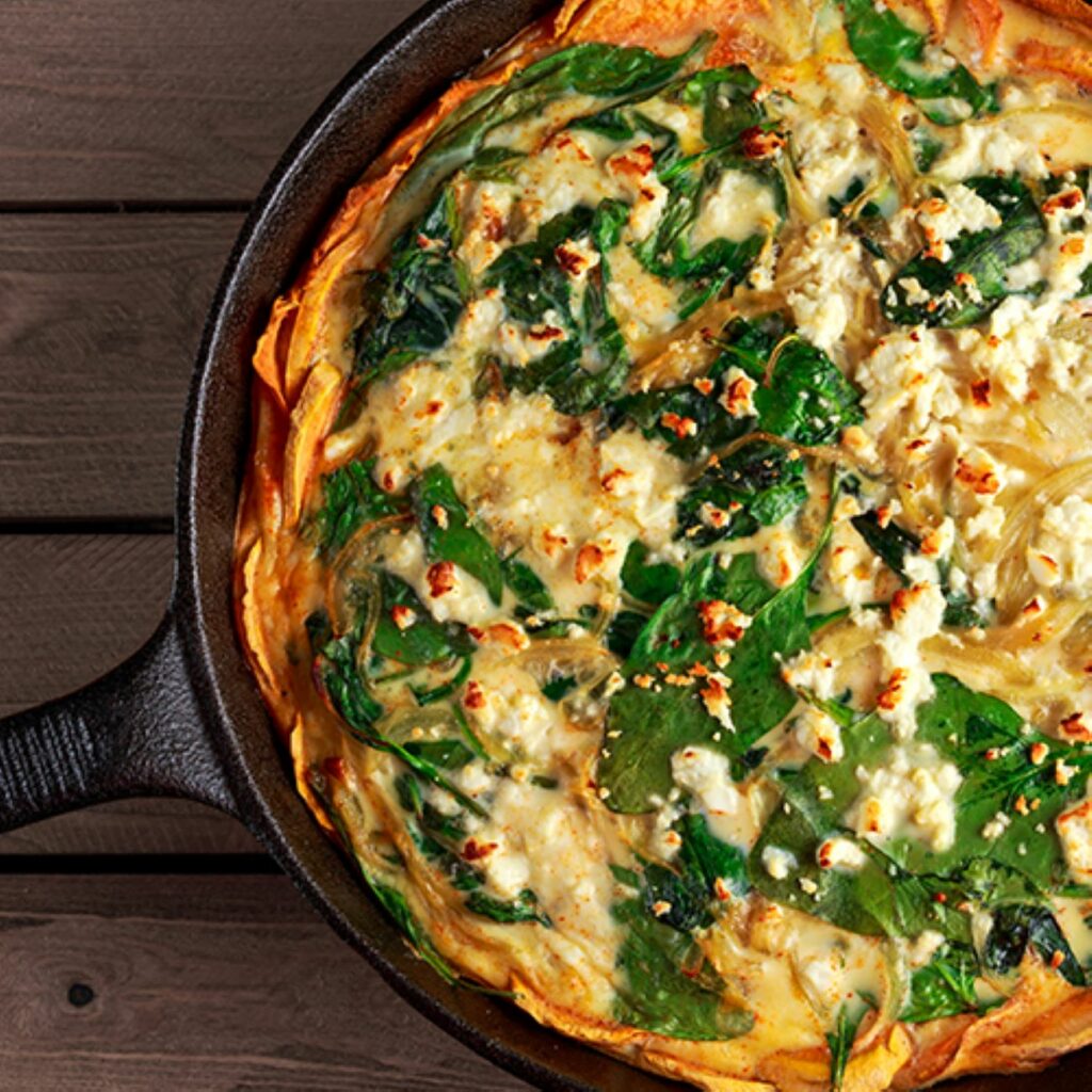 Tortilla zo sladkých zemiakov prezentovaná na panvici zhora.