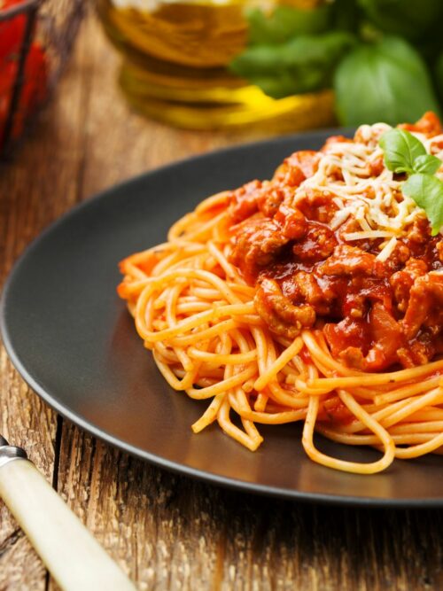 Bolognese z kuchynského robota GrandPrix sú prezentované na špagetách.