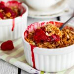 Crumble mit Haferflocken wird in einem kleinen Auflaufförmchen serviert.