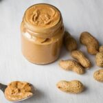 Erdnussbutter selber machen: Erdnussbutter wird von oben in einem Glas gezeigt.