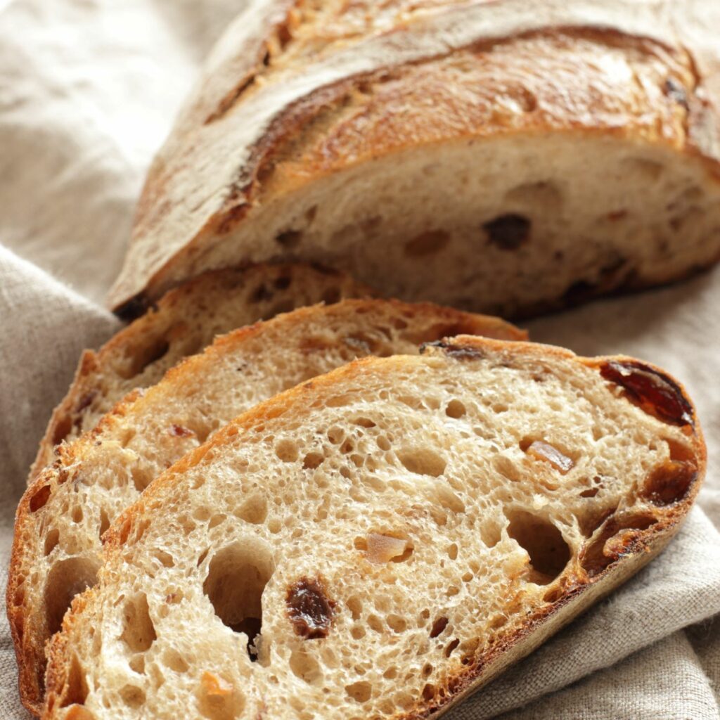 Na obrázku je krájaný zemiakový chlieb so slaninou