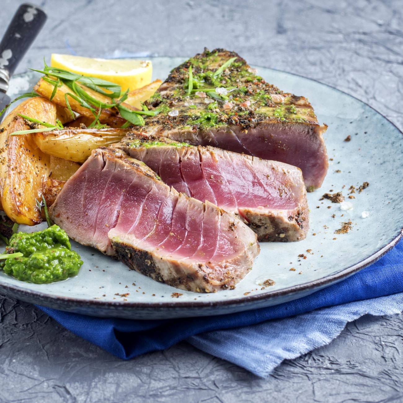 Steak z tuniaka s bazalkovým pestom podávame so zemiakmi.