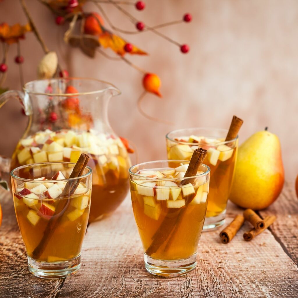 Jablkový a hruškový punč sa podáva v pohároch so škoricovými tyčinkami.