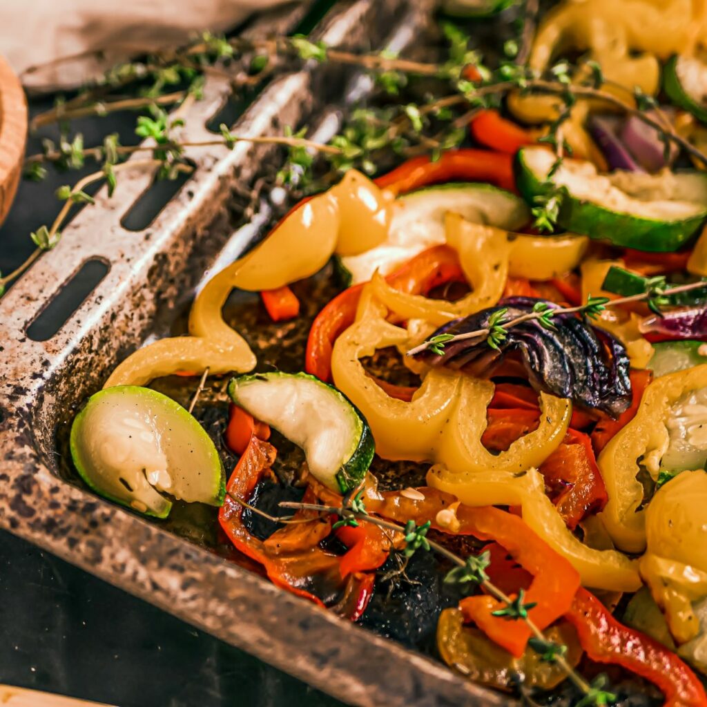 Zelenina v rúre je zobrazená priamo na podnose.