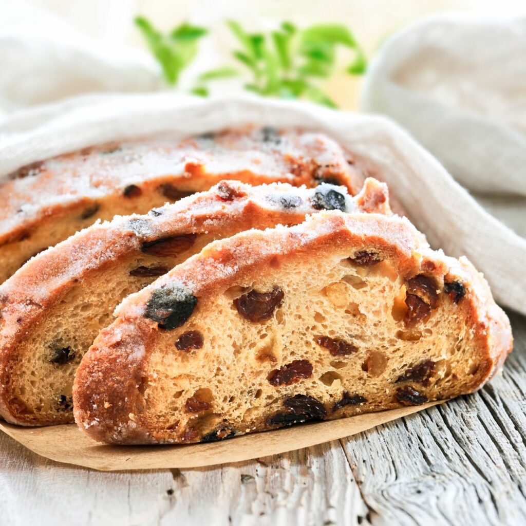Osterbrot wird angeschnitten von Nahem gezeigt.