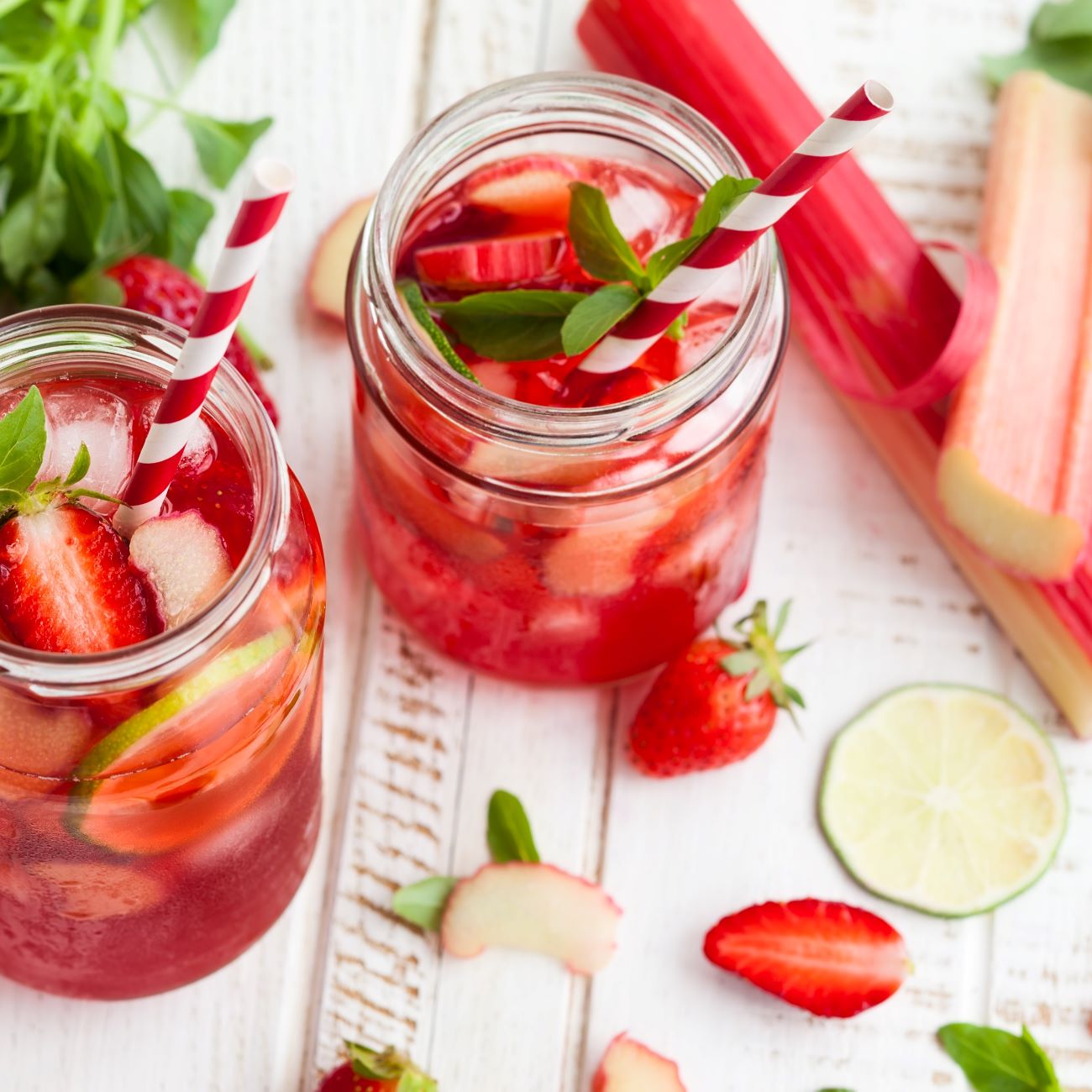 Erdbeer-Rhabarber-Limonade wir in Gläsern garniert serviert.