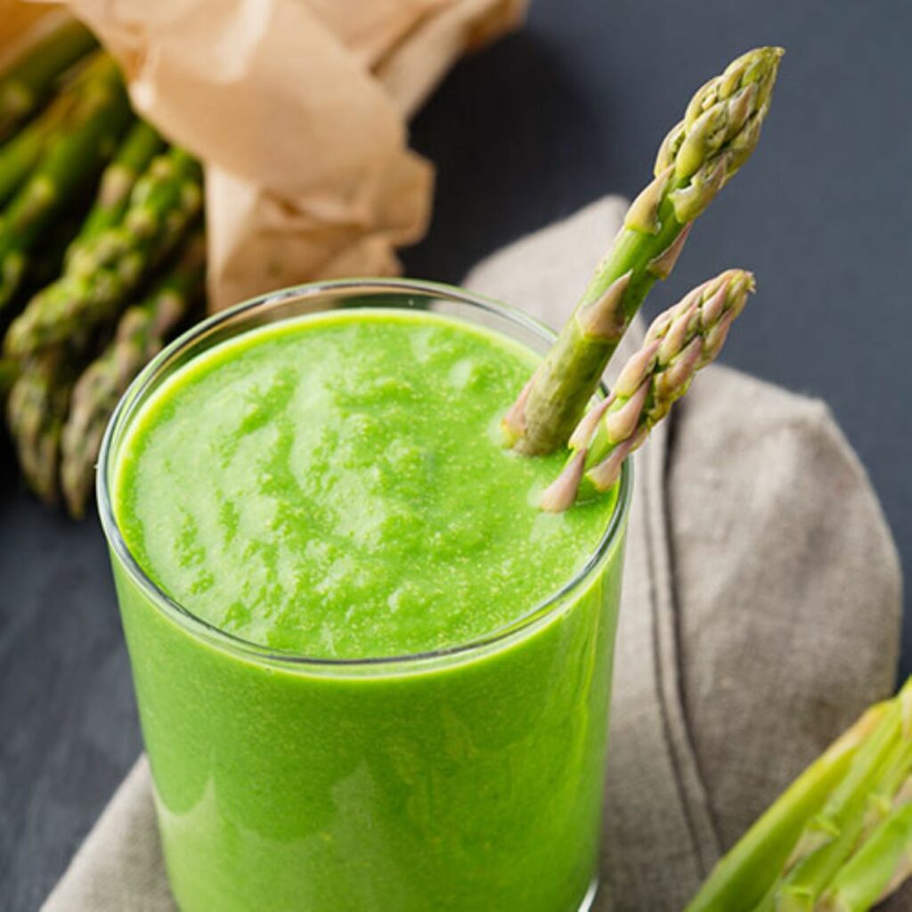 Špargľový kokteil sa podáva ozdobený dvoma stonkami špargle.