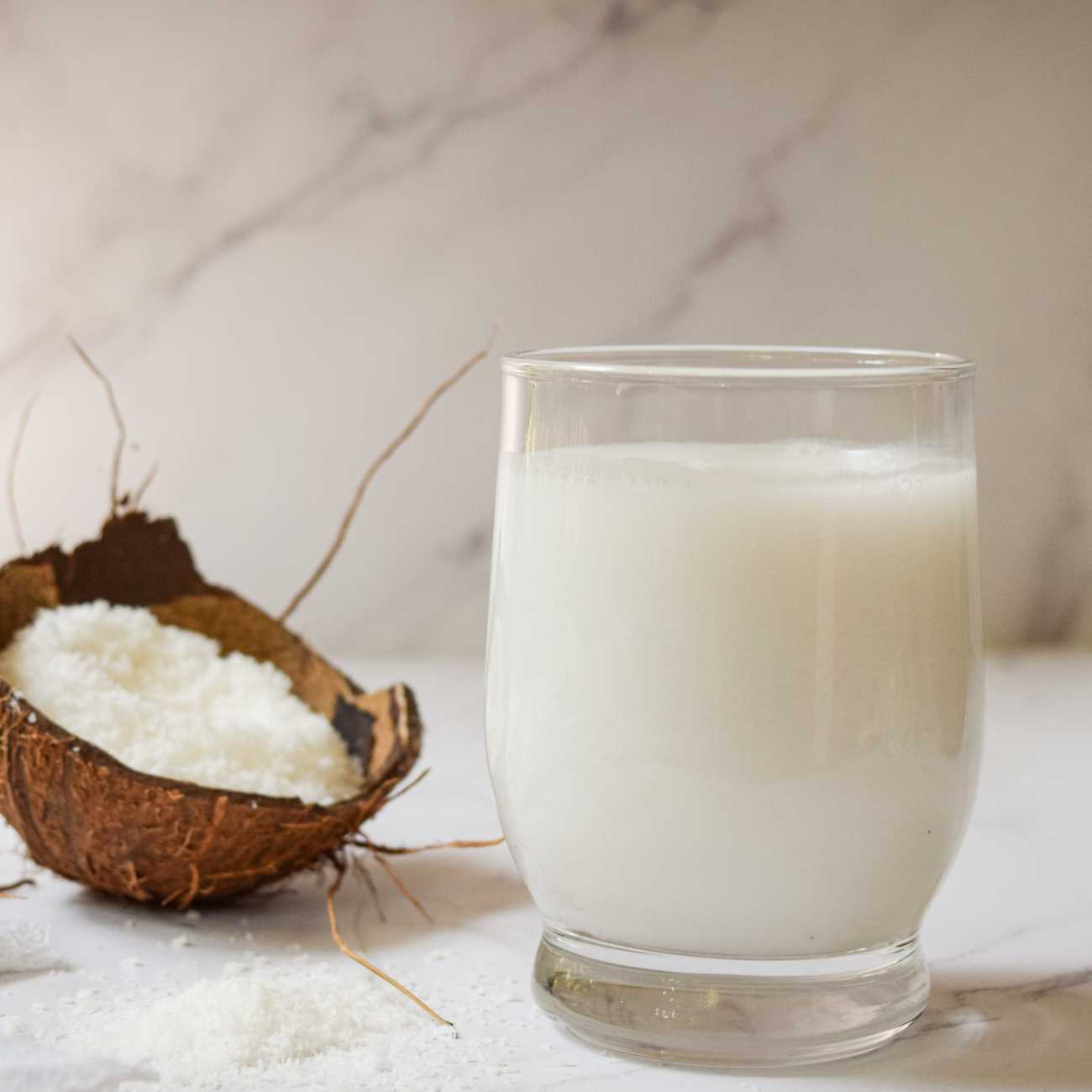 Kokosové mlieko s kokosovými vločkami a kokosovou škrupinou.