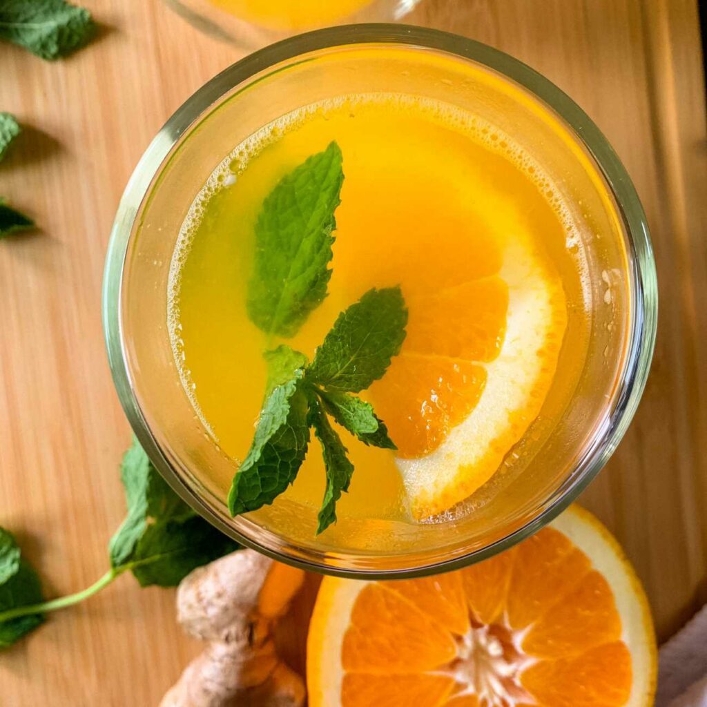 Zázvorovo-pomarančový čaj jev čajovom pohári.