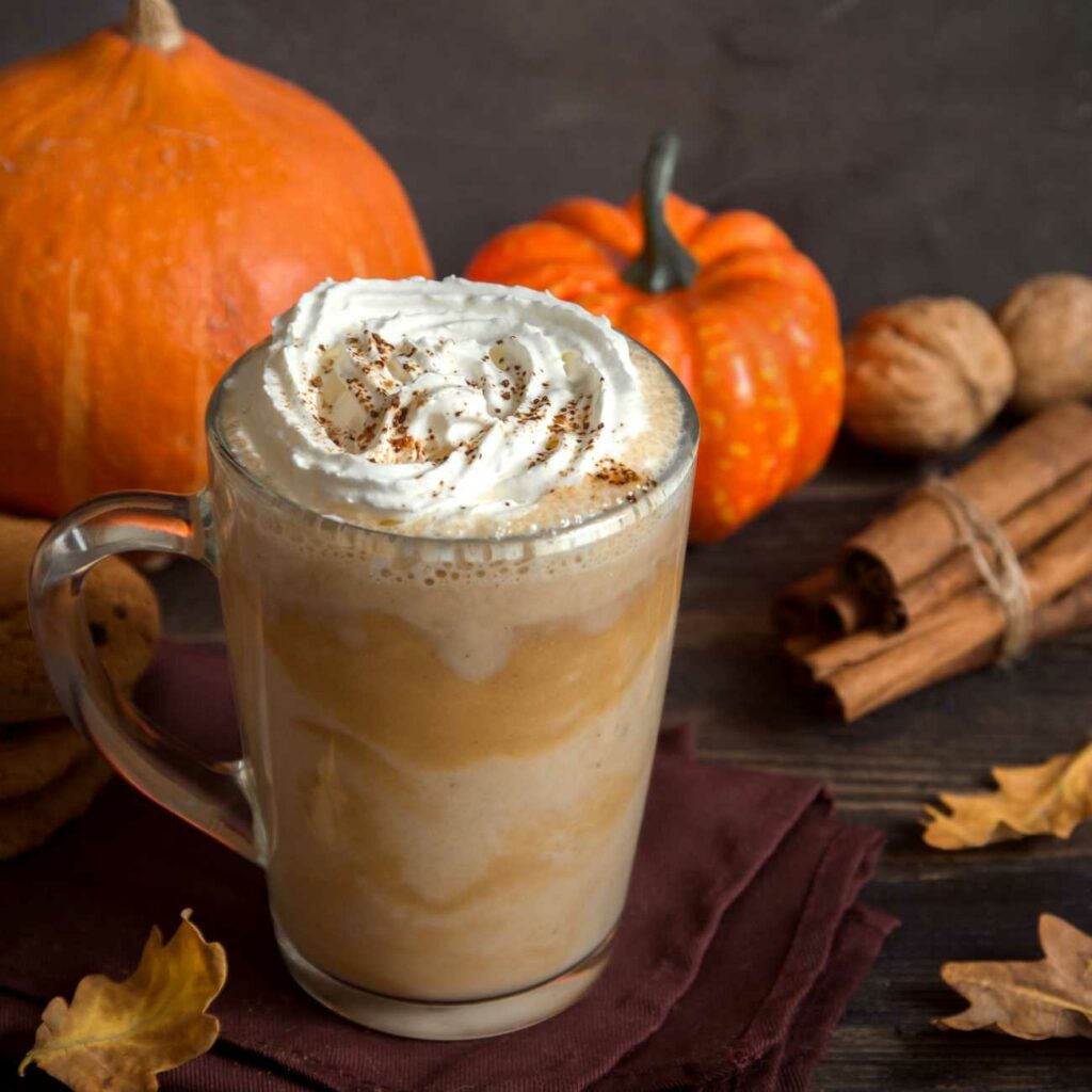 Pumpkin Spice Latte je zobrazený s jesennou výzdobou.