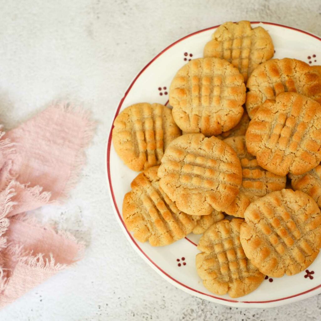 Sušienky z arašidového masla sú na malom tanieri s ružovým uterákom.
