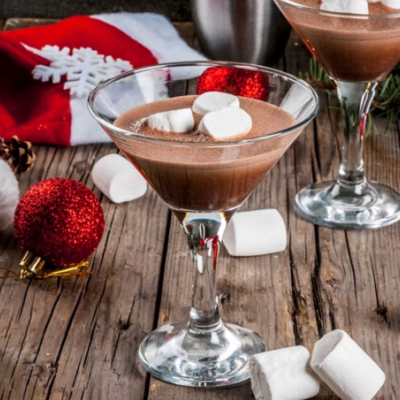 Chocolate Martini wird mit Marshmallows serviert.