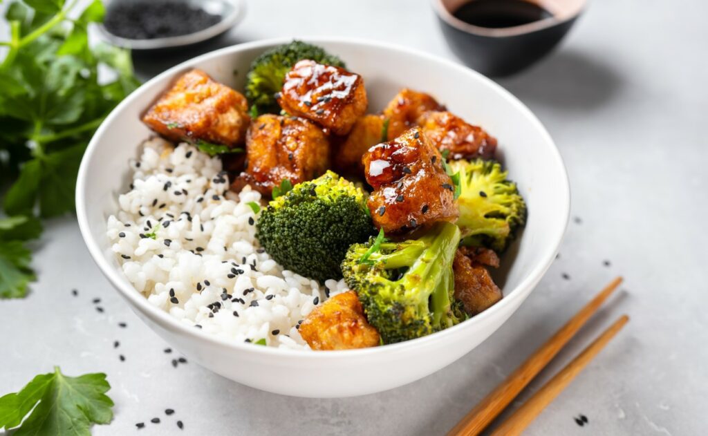 kaj jesti za kosilo brez mesa - ocvrti tofu z rižem v skledi