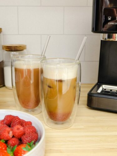 Eiskaffee mit Himbeer-Sirup wird mit Früchten gezeigt.