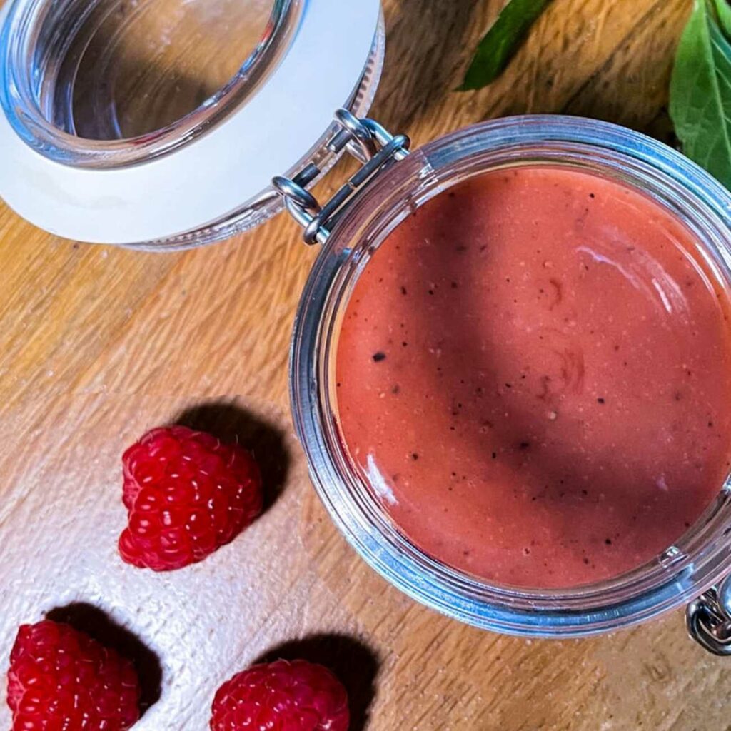 Himbeer-Dressing wird in einem kleinen Einmachglas gezeigt.