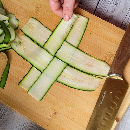 Zucchini Päckchen: Zucchini Streifen zum Körbchen auslegen