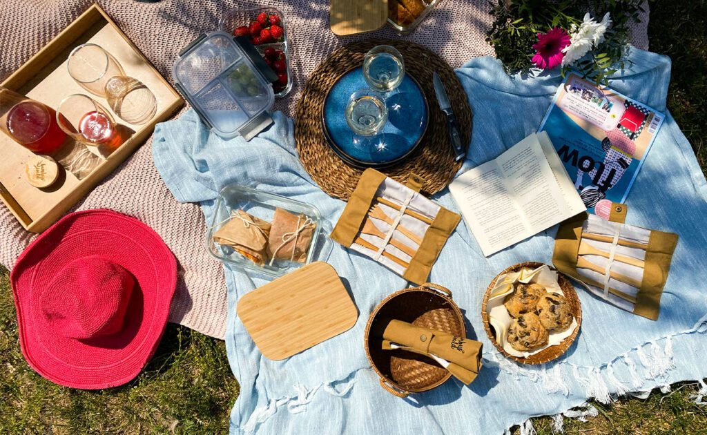 Picknick Rezepte: Picknick Decke mit Essen, Getränken und vielem mehr wird von oben gezeigt.