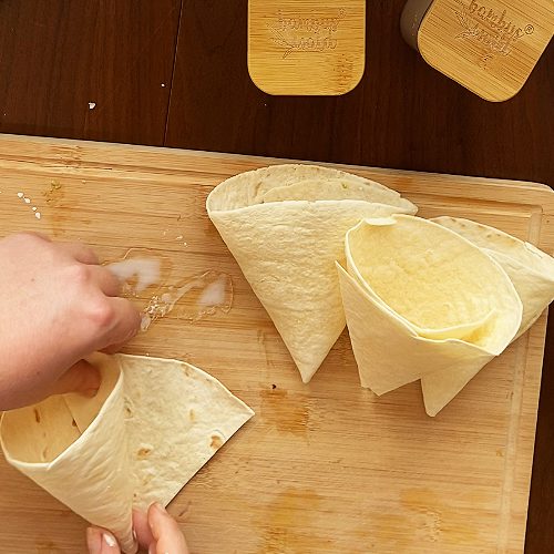 Tortilla Taschen: Tortillas aufrollen