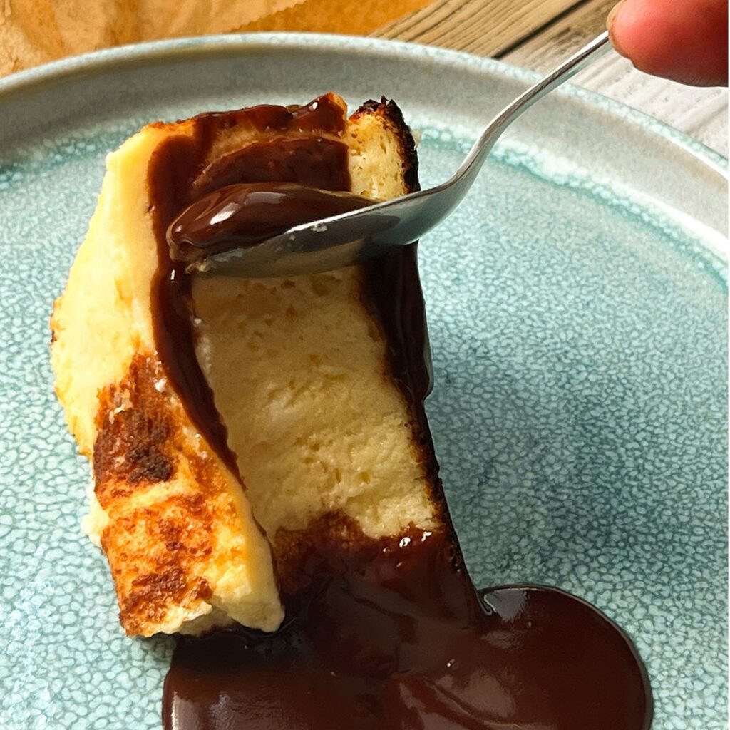 “Pripálený” baskický tvarohový koláč sa podáva s čokoládovou omáčkou.