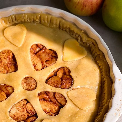 Apple Pie: Decke des Pies gestalten und in den vorgeheizten Backofen geben.