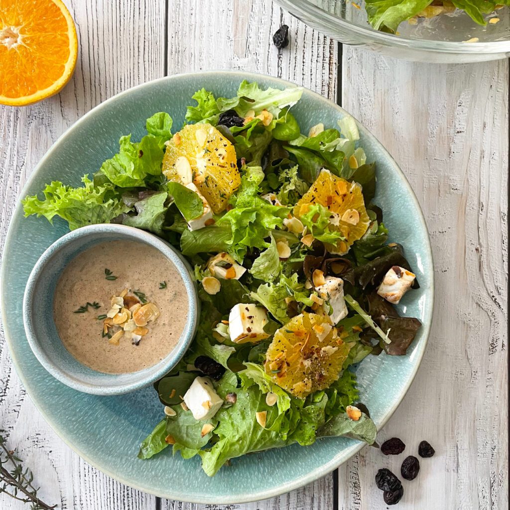 Wintersalat wird schön angerichtet gezeigt.