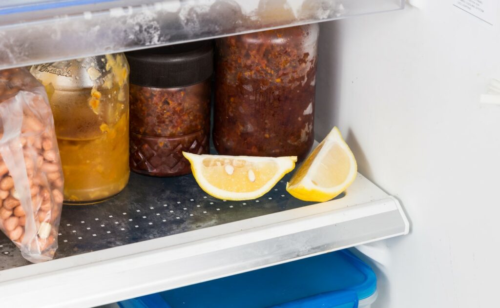 Ako odstrániť pach z chladničky? Pomáha aj citrón!